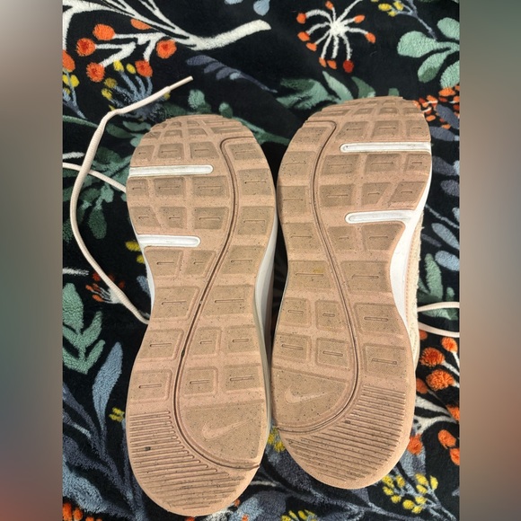 Nike Women's Air Max AP Tennis Shoe - Picture 8 of 9